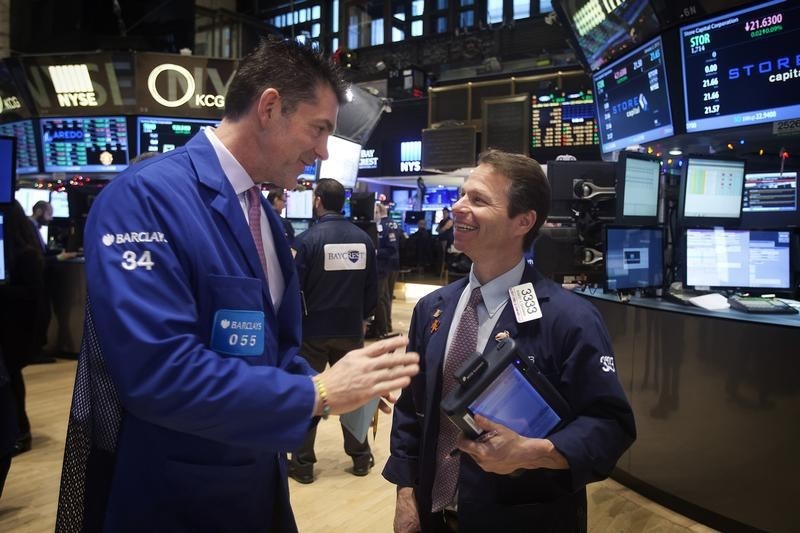 © Reuters. Traders work on the floor of the NYSE in New York