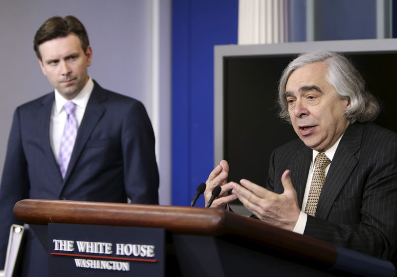 © Reuters. Secretário de Energia dos Estados Unidos, Ernest Moniz (direita), fala sobre negociações nucleares com Irã na Casa Branca, em Washington