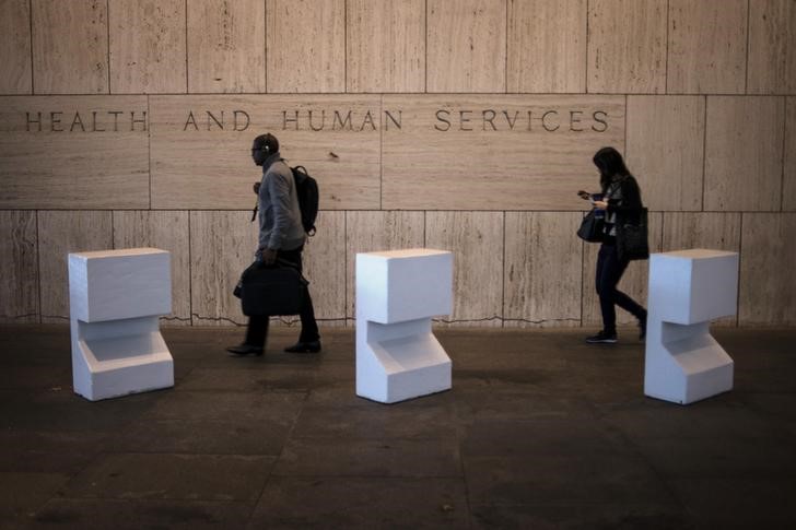 © Reuters. Workers arrive at the Department of Health and Human Services Tuesday after the federal government shutdown.