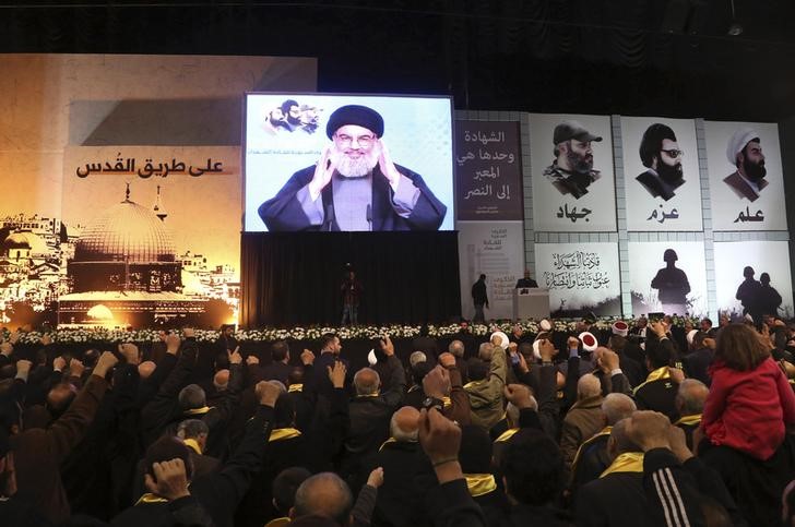 © Reuters. Líder do Hezbollah, Sayyed Hassan Nasrallah, acena a seguidores