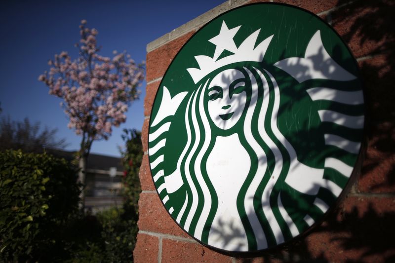 © Reuters. A Starbucks logo on a store in Los Angeles