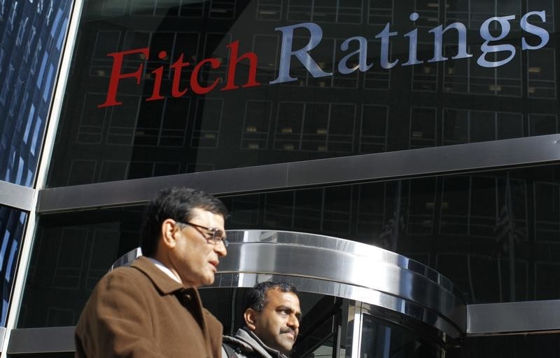 © Reuters. Homens caminham diante de sede da Fitch em Nova York