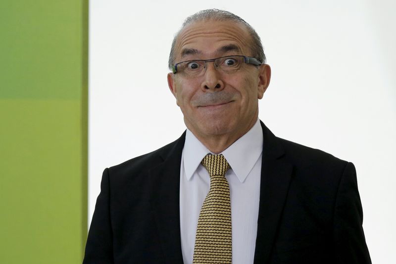 © Reuters. Ministro da Aviação Civil, Eliseu Padilha, reage durante cerimônia de posse do novo ministro da Educação, Renato Janine Ribeiro, do Palácio do Planalto em Brasília