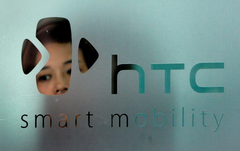 © Reuters. The logo of HTC is seen in Taipei