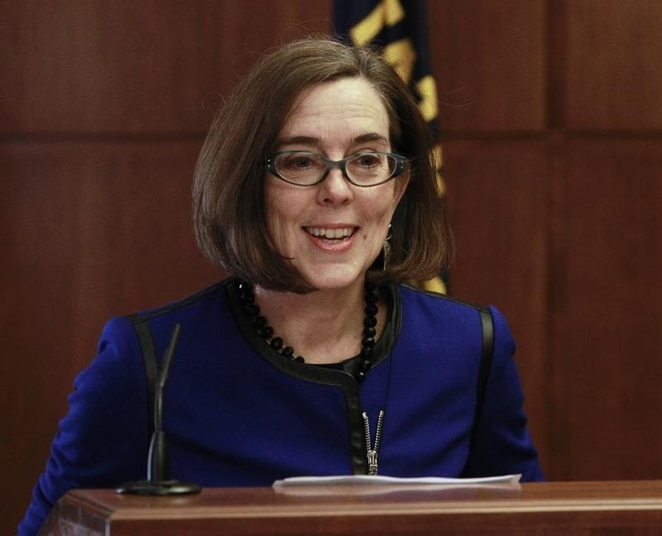 © Reuters. Oregon Governor Brown speaks at the state capital building in Salem