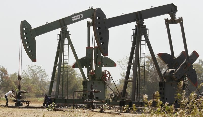 © Reuters. Нефтяные станки-качалки в индийском городе Ахмедабад