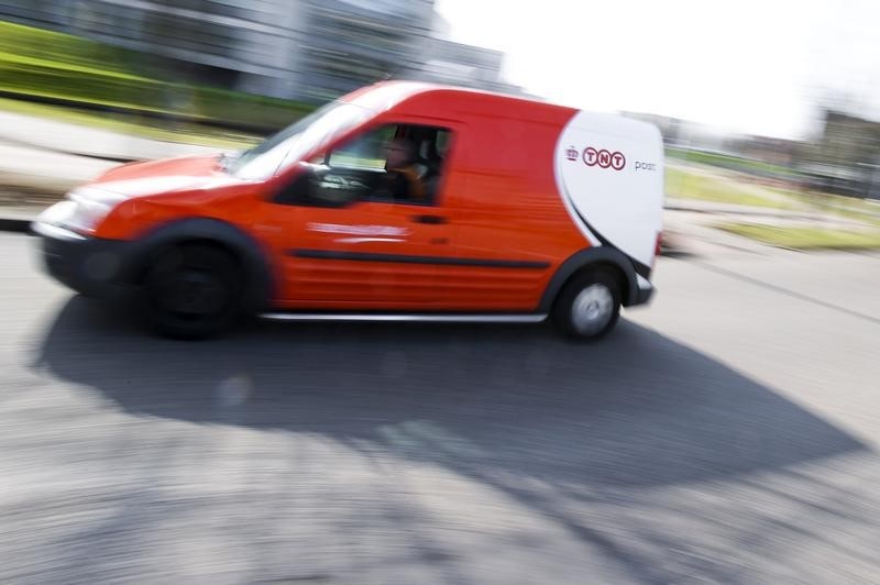 © Reuters. Автомобиль службы доставки TNT в Хофддорпе