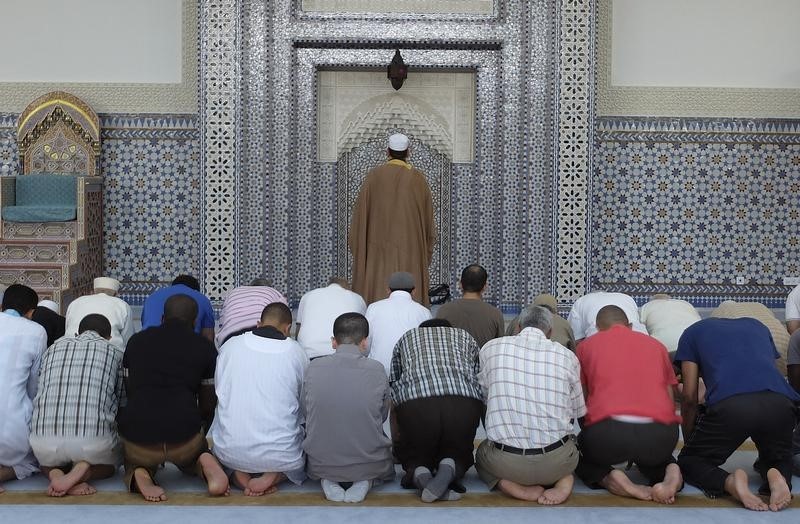 © Reuters. POUR THIERRY MANDON, IL N'Y A PAS ASSEZ DE MOSQUÉES EN FRANCE