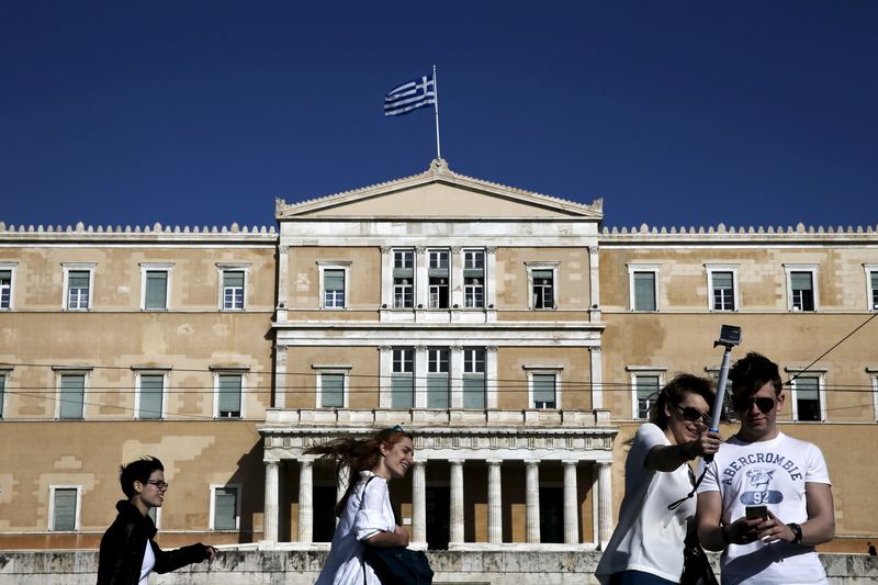 © Reuters. Parlamento griego apoya creación de comisión para investigar rescate