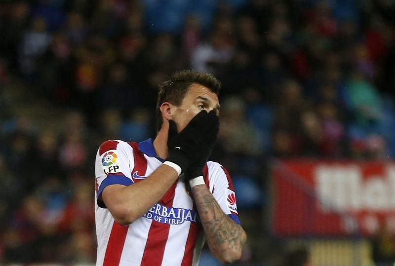 © Reuters. Mandzukic es baja del Atlético de Madrid para el partido ante la Real Sociedad 