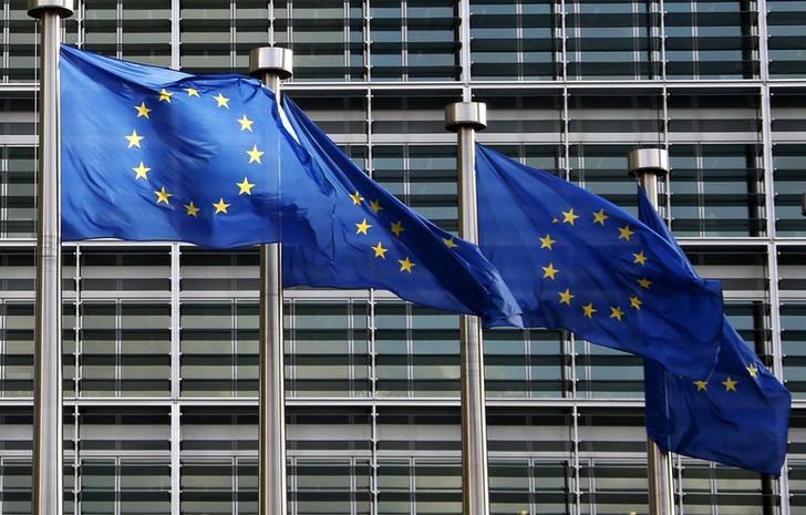 © Reuters. European Union flags flutter outside the EU Commission headquarters in Brussels