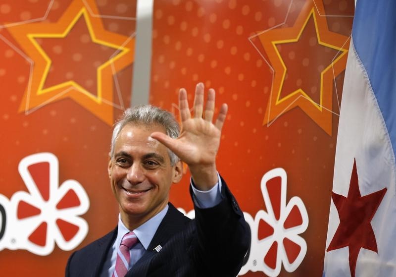 © Reuters. Chicago's Mayor Rahm Emanuel attends an opening ceremony for the Yelp Inc. offices in Chicago, Illinois