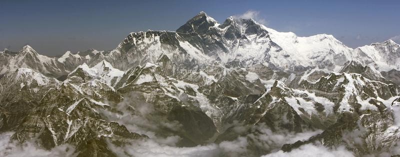 © Reuters. بمعدات بسيطة.. نيبالي يزود عشاق تسلق الجبال بتوقعات الطقس