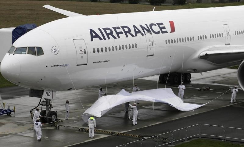© Reuters. AIR FRANCE-KLM DANS LE ROUGE À LA MI-SÉANCE