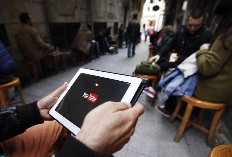 © Reuters.   A man tries to get connected to the youtube web site with his tablet at a cafe in Istanbul