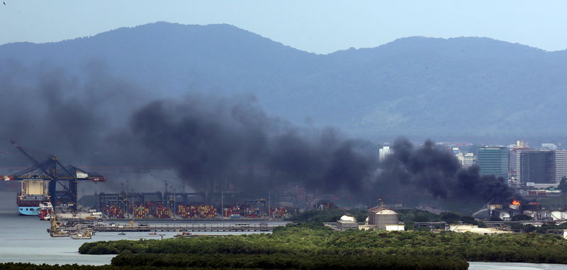 © Reuters. Incêndio em uma unidade de armazenamento de combustíveis no porto de Santos
