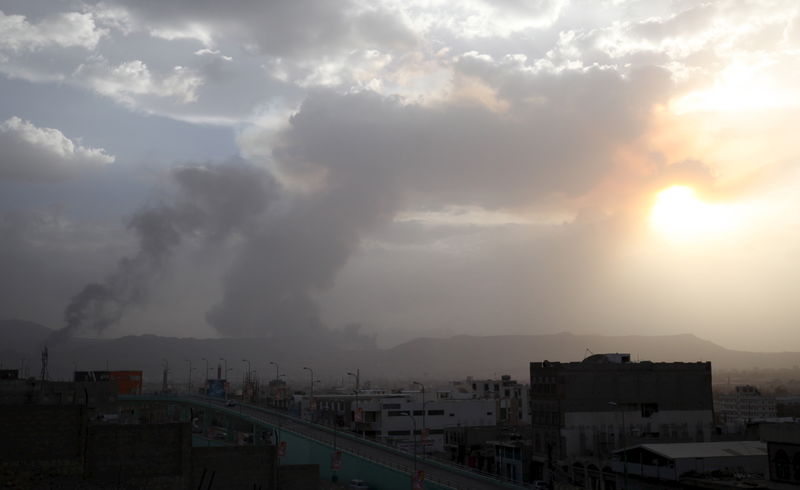 © Reuters. Fumaça se levanta de local atingido por ataque aéreo perto de Sanaa