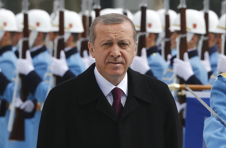 © Reuters. Turkey's President Tayyip Erdogan arrives for a welcoming ceremony at the Presidential Palace in Ankara