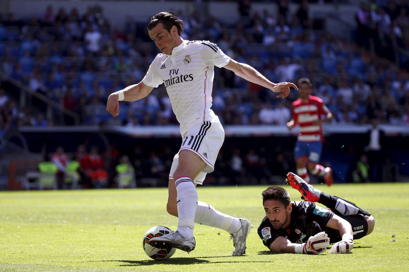 © Reuters. Gareth Bale, do Real Madrid, dribla goleiro do Granada Oier Olazabal, do Granada