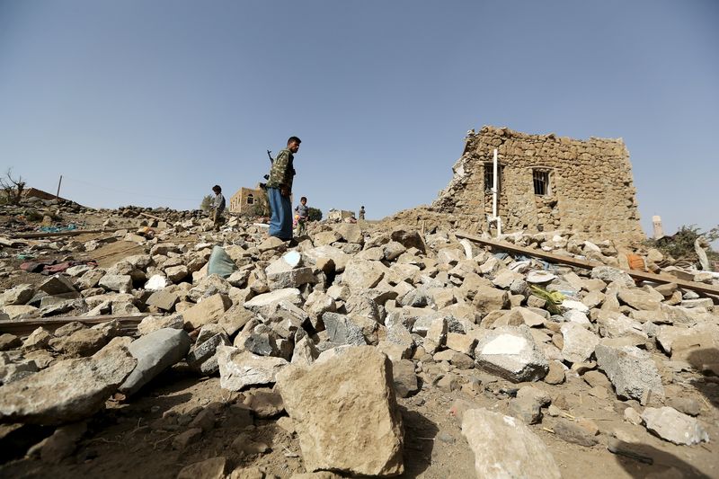 © Reuters. Bombardeo sobre una base hutí en el centro de Yemen, informan de estudiantes muertos