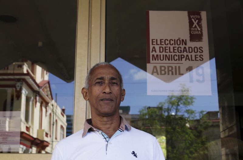 © Reuters. Dos cubanos luchan por ganar en elecciones como candidatos de la oposición