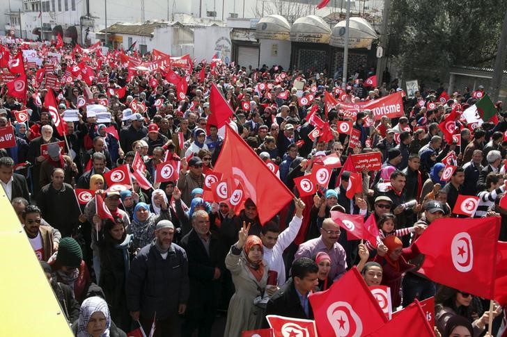 © Reuters. Tunisianos protestam contra extremismo perto do Museu Bardo 