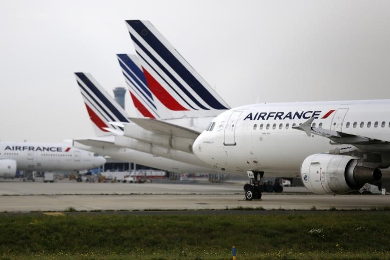 © Reuters. Air France planes are parked on the tarmac at the Charles de Gaulle International Airport in Roissy, near Paris on the second week of a strike by Air France pilots