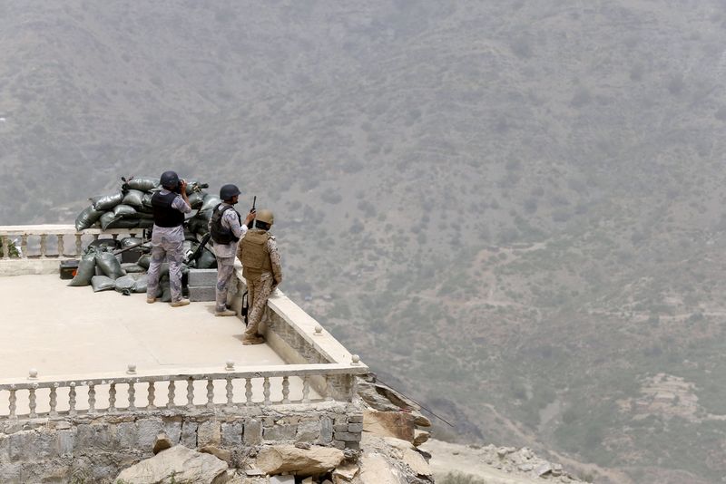 © Reuters. متشددون يسيطرون على موقع عسكري على الحدود اليمنية السعودية