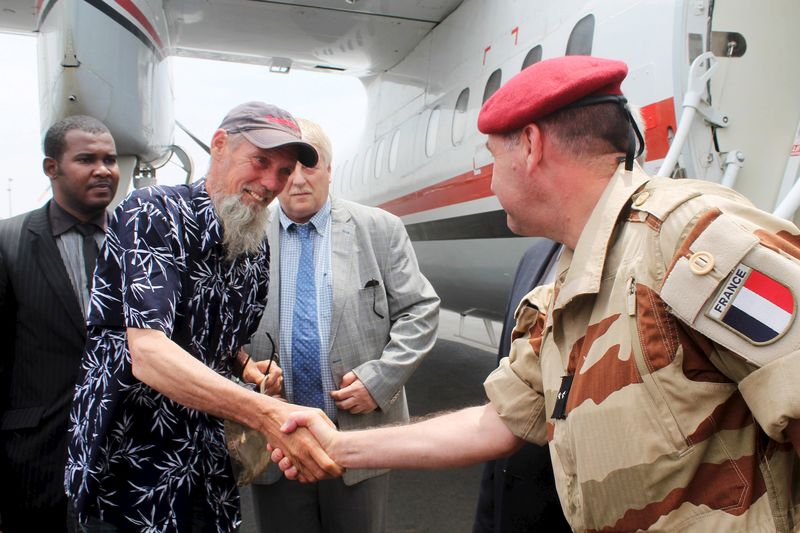 © Reuters. L'OTAGE NÉERLANDAIS LIBÉRÉ LUNDI PAR LES FORCES FRANÇAISES EST ARRIVÉ À BAMAKO