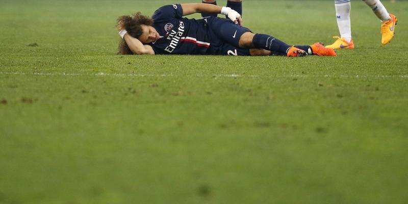 © Reuters. David Luiz y Thiago, baja en el partido de Champions contra el Barcelona