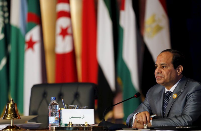 © Reuters. Egyptian President Abdel Fattah al-Sisi attends during the closing session of the Arab Summit in Sharm el-Sheikh