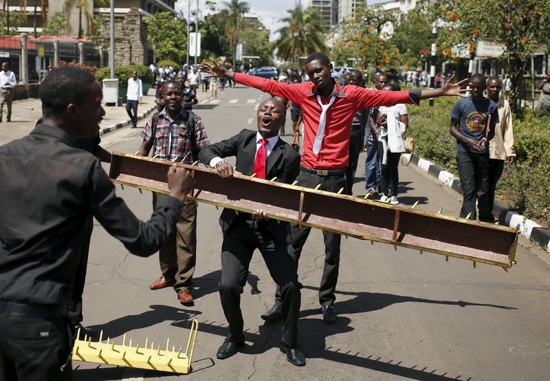 © Reuters. Kenyan university students participate in a demonstration against an attack by gunmen at the Garissa University College campus, along the streets of the capital Nairobi