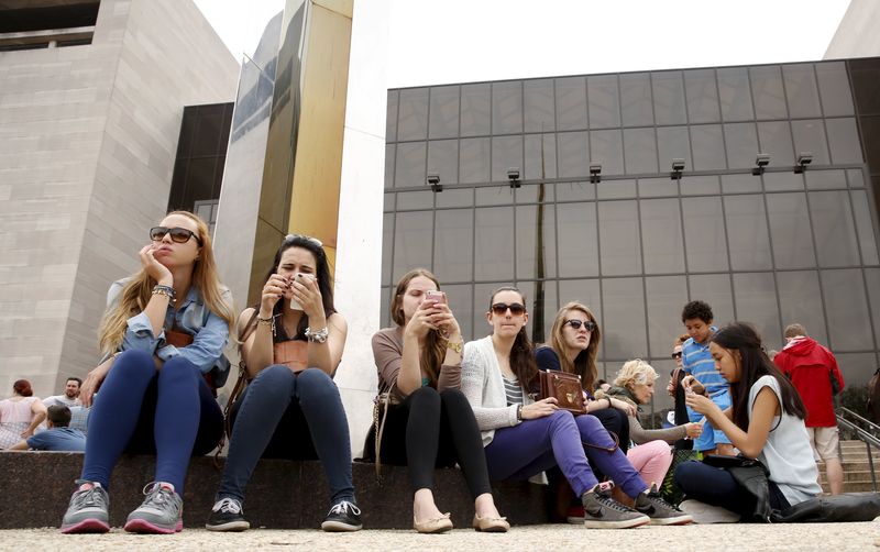 © Reuters. Pessoas do lado de fora do museu do Espaço e do Ar em Washington