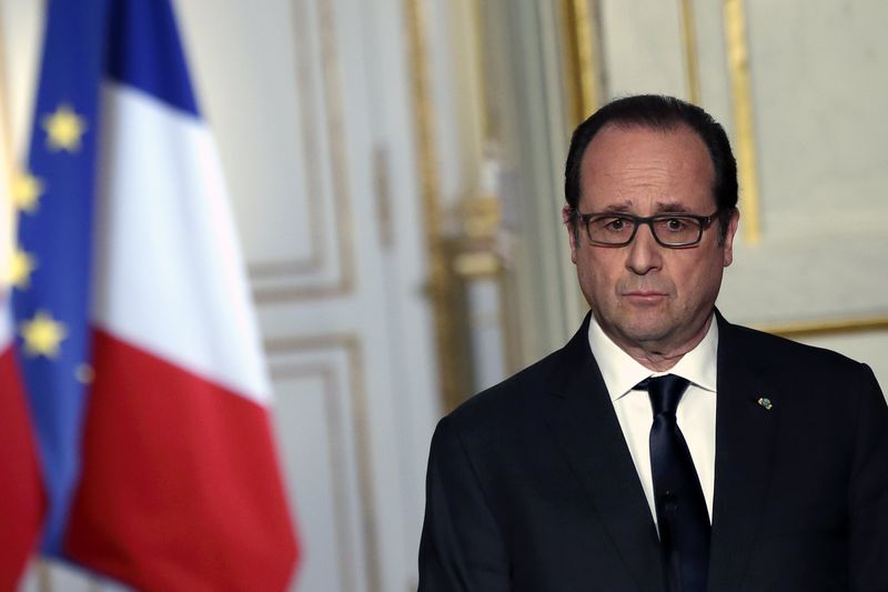 © Reuters. Presidente francês Hollande durante entrevista em Paris