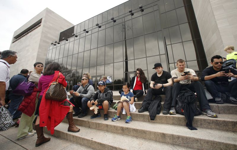© Reuters. Visitors wait for the Smithsonian Air and Space Museum to re-open after it was evacuated following a power failure