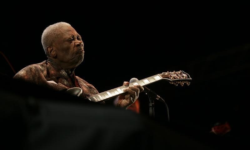 © Reuters. B.B. King performs during the 46th Jazz Festival in San Sebastian