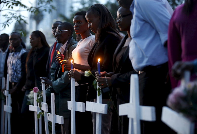 © Reuters. Quenianos fazem homenagem a mortos em ataque a universidade