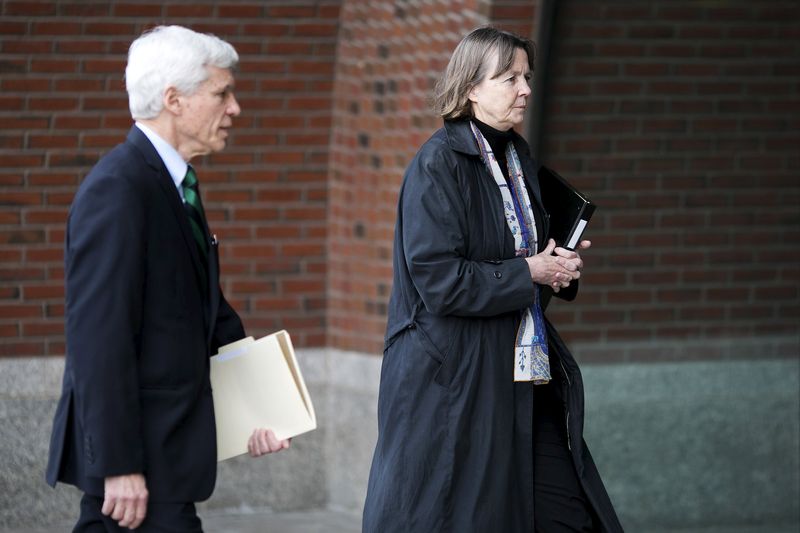 © Reuters. Advogados de defesa Judy Clarke e David Bruck chegam a tribunal em Boston