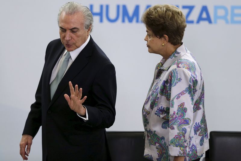 © Reuters. Vice-presidente Michel Temer conversa com presidente Dilma Rousseff em Brasília