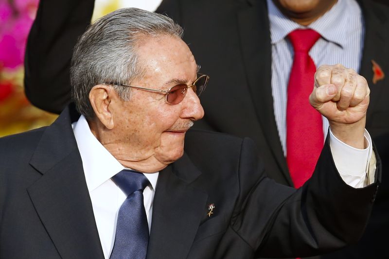 © Reuters. Cuba's President Raul Castro gestures during ALBA alliance summit in Caracas