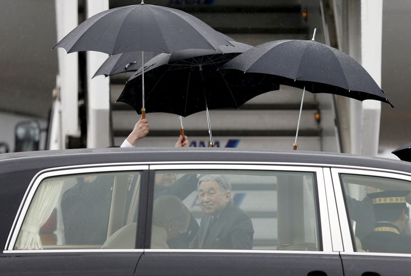 © Reuters. El emperador de Japón viaja a un campo de batalla de la II Guerra Mundial  