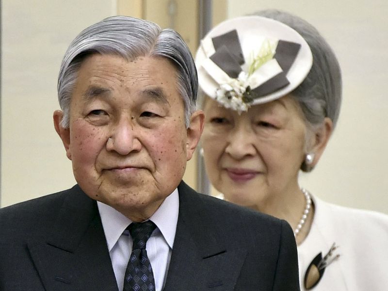 © Reuters. إمبراطور اليابان يزور احدى ساحات معارك الحرب العالمية الثانية