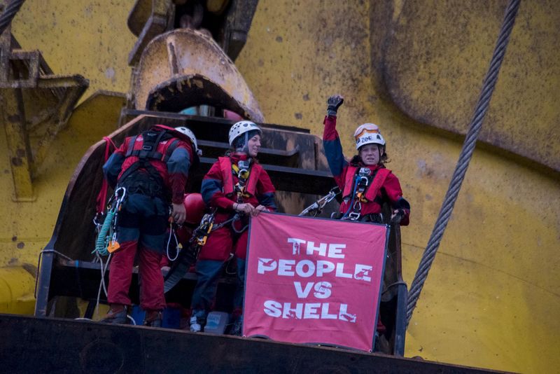 © Reuters. Shell busca desalojar a activistas Greenpeace de plataforma petrolera