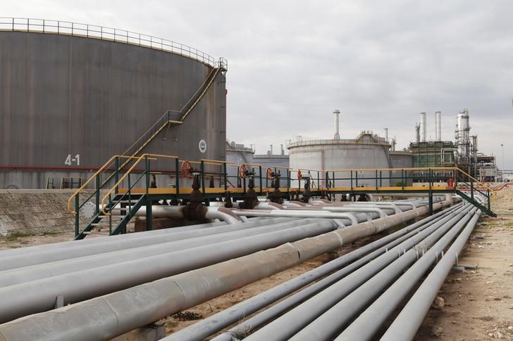 © Reuters. Нефтяные хранилища на НПЗ в Ливии 