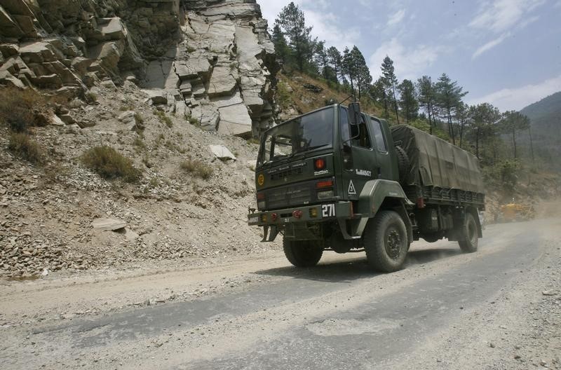 © Reuters. An Indian army truck drives along India's Tezpur-Tawang highway, which runs to the Chinese border, in the northeastern Indian state of Arunachal Pradesh