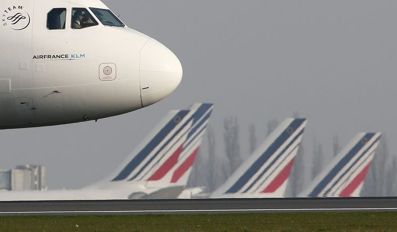 © Reuters. An Air France aircraft  taxies to the runway at the Charles-de-Gaulle airport