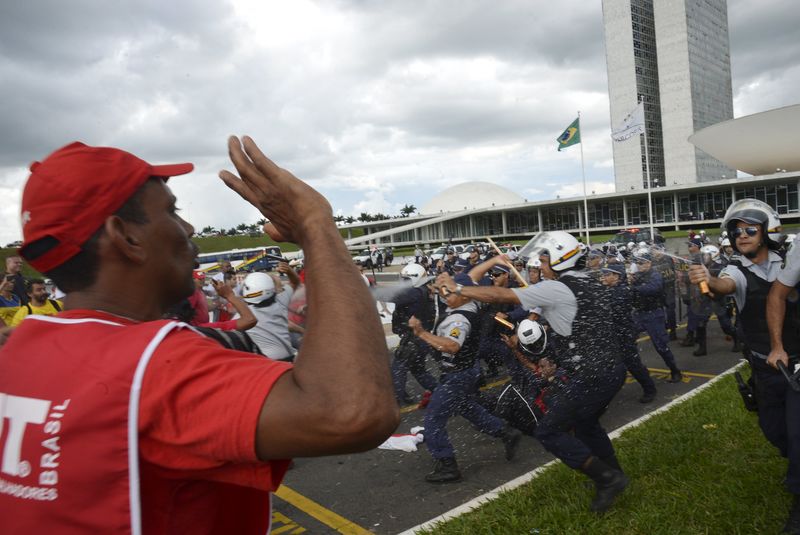 © Reuters. Membros da PUT em confronto a polícia durante protesto do lado de fora do Congresso 