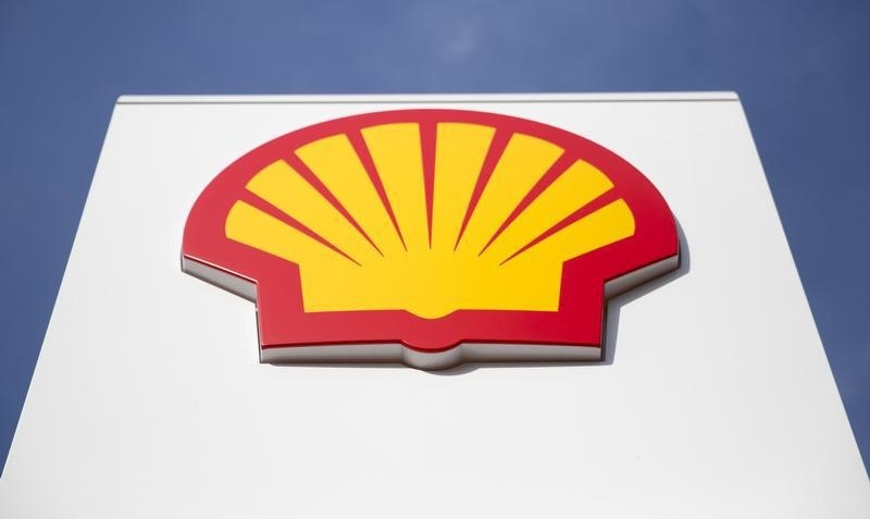 © Reuters. Logo da Shell visto em uma garagem da empresa em Londres 