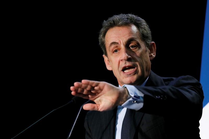 © Reuters. NICOLAS SARKOZY DÉMENT AVOIR COMPARÉ FRANÇOIS BAYROU AU SIDA