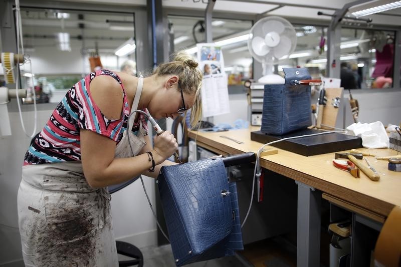 © Reuters. A craftswoman works on a Kelly bag at the luxury goods Hermes factory in Seloncourt